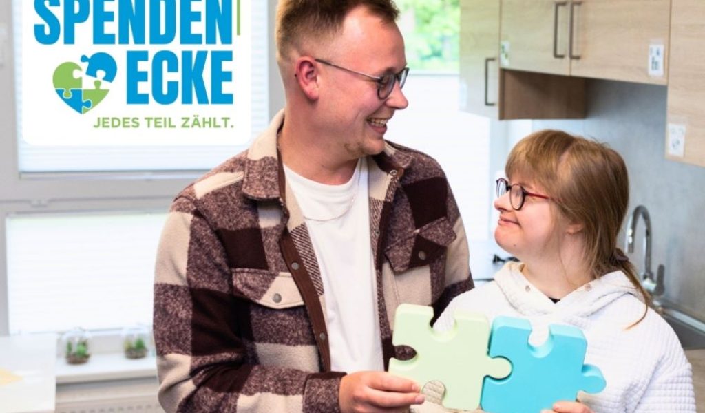 Zwei lächelnde Personen halten zusammen zwei große Puzzleteile, daneben das Logo "Spenden Ecke - Jedes Teil zählt".